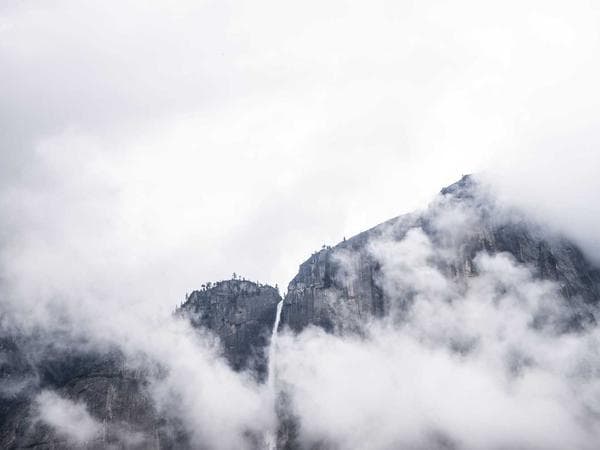 Gunung Es Raksasa di Perairan Arktik