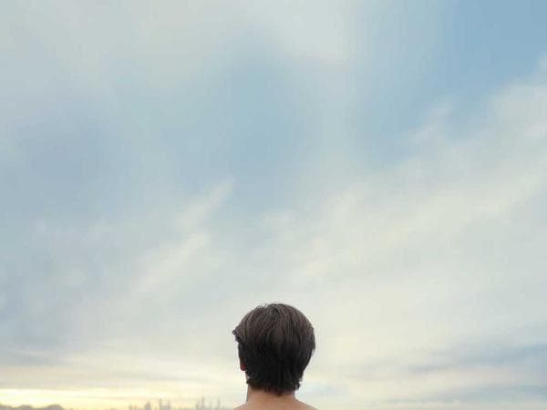 Wanita Suku dengan Cat Wajah Tradisional